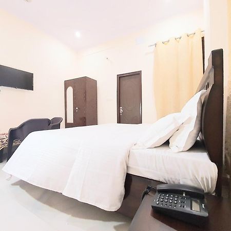 רישיקש Hotel Townhouse מראה חיצוני תמונה